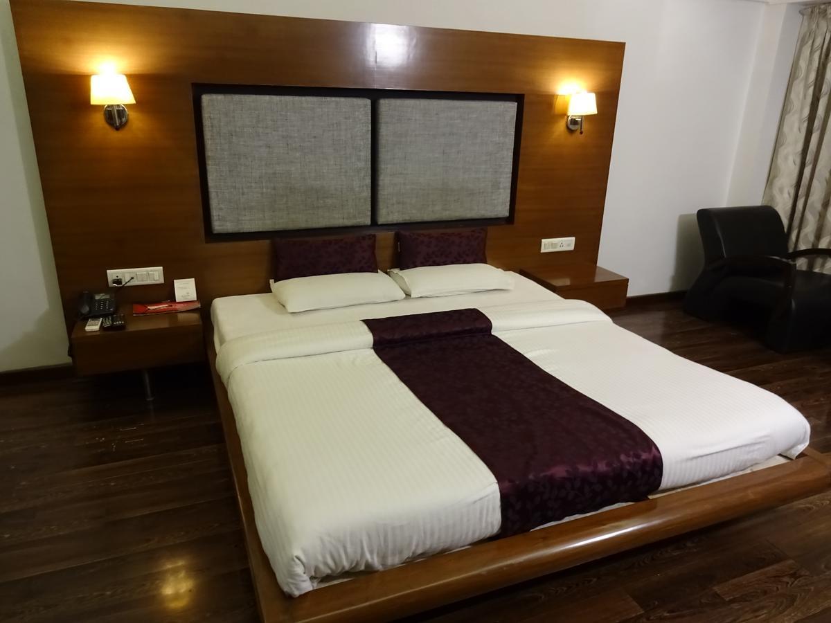 Hotel Platinum Residency Ахмедабад Экстерьер фото